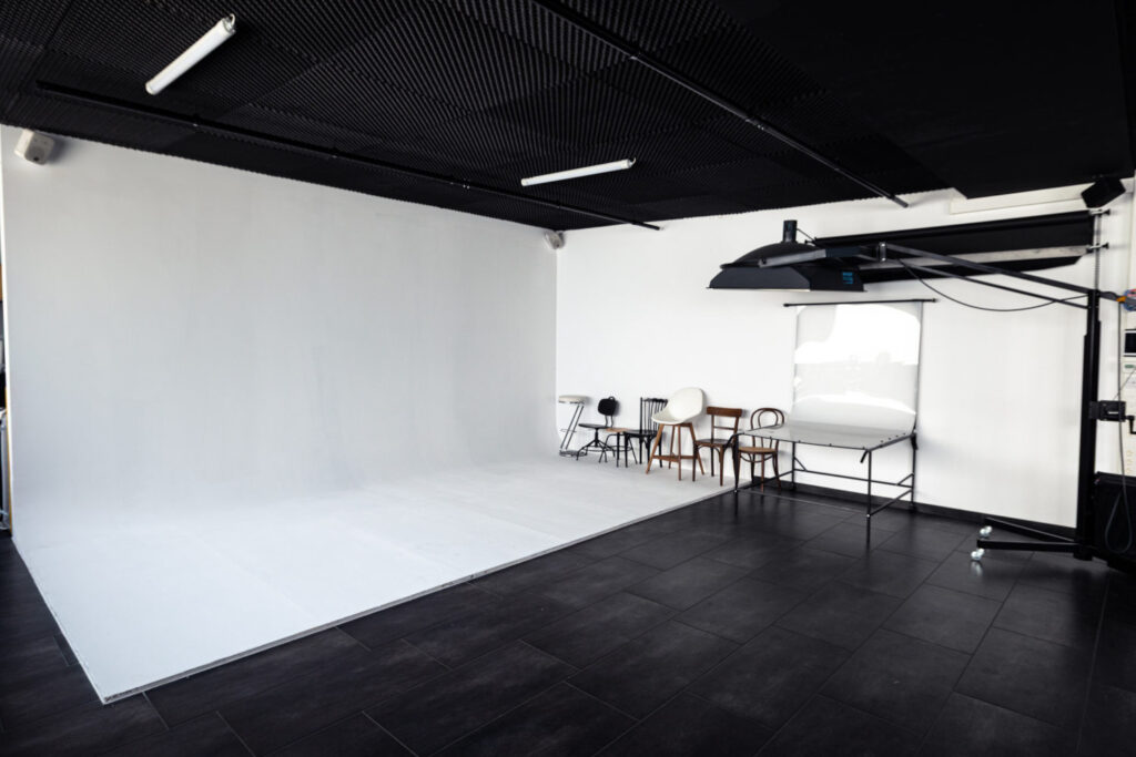 sonority studio Ausstattung. Sessel, Hohlkehle und Decken Rigging mit Traversen