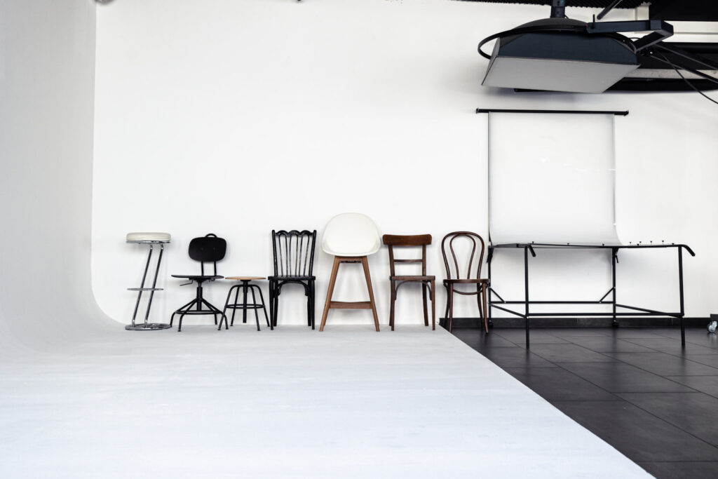 sonority studio Ausstattung. Sessel und Hohlkehle.