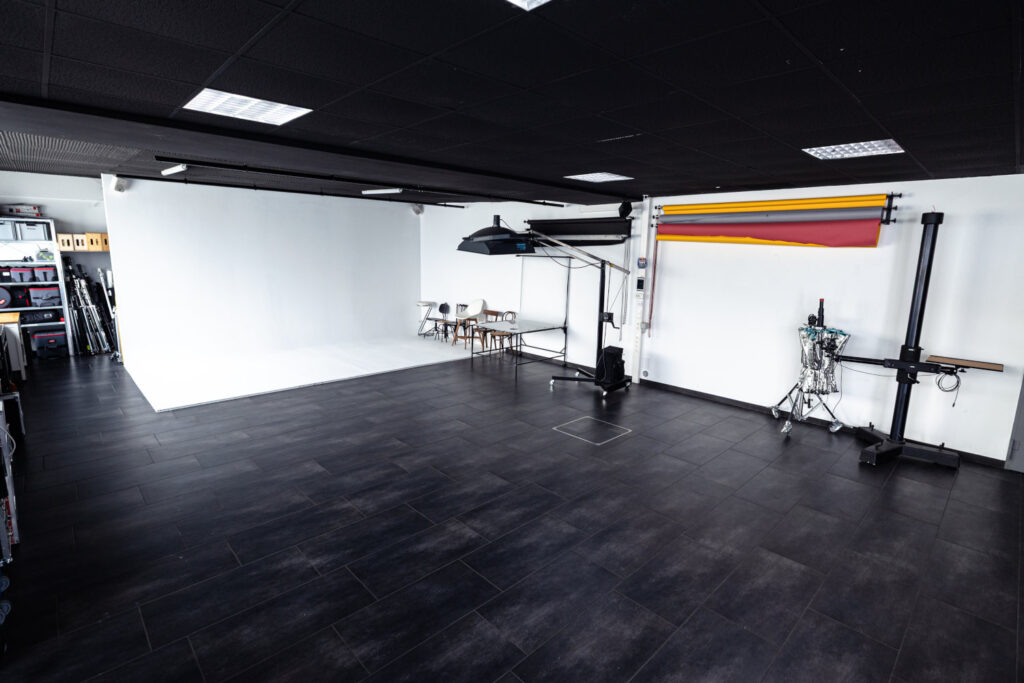 sonority Studio auf 110 m². Hohlkehle und Decken Rigging mit Traversen, Farbhintergründe